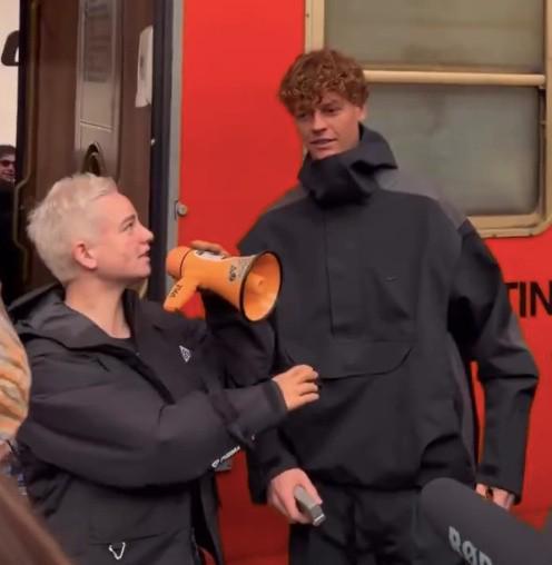 世界杯下载-新工作，辛纳现身意大利火车站为列车检票