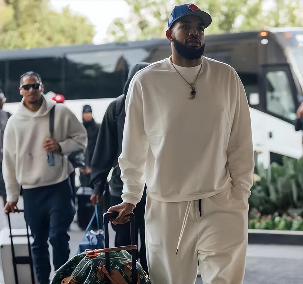 NBA总决赛时间出炉!尼克斯抵达圣安东尼奥,马刺主场搭建完成